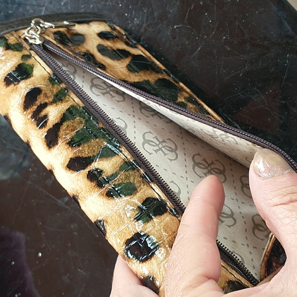 GUESS Organizer Wallet Leopard - Picture 4 of 15